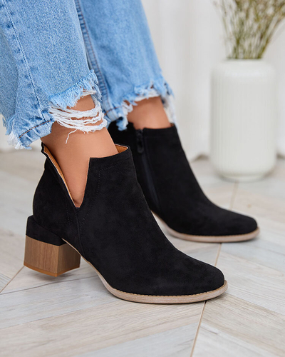 Royalfashion Schwarzer Damenstiefel mit Ausschnitt Geransa