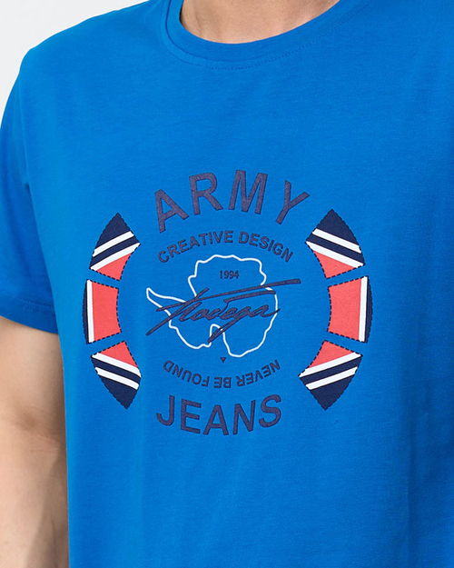 Світло-блакитна чоловіча футболка з принтом - Одяг