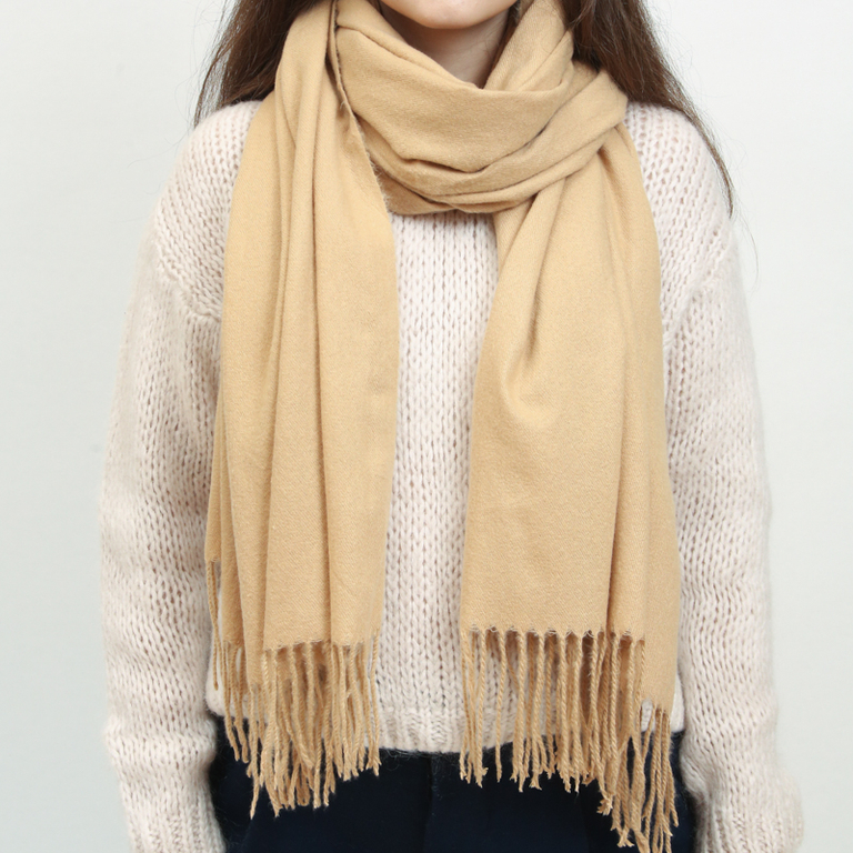 Großer warmer Schal mit Quasten in Kamelfarbe - Accessoires
