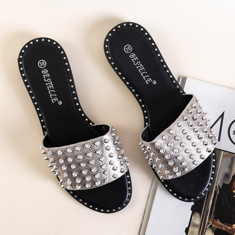 Silberne Damenpantoffeln mit Maurella-Nieten und -Düsen - Schuhe