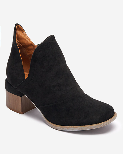 Schwarze isolierte Damenstiefel auf einem braunen Karela-Pfosten - Schuhe