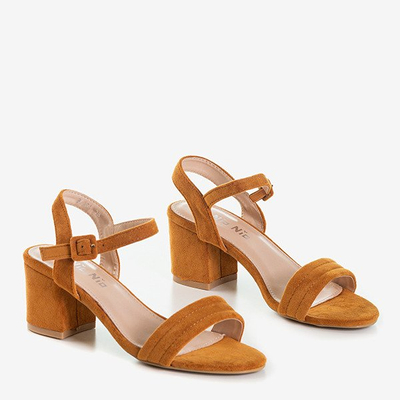 Braune Damensandalen auf einem niedrigen Pfosten Niusty - Footwear