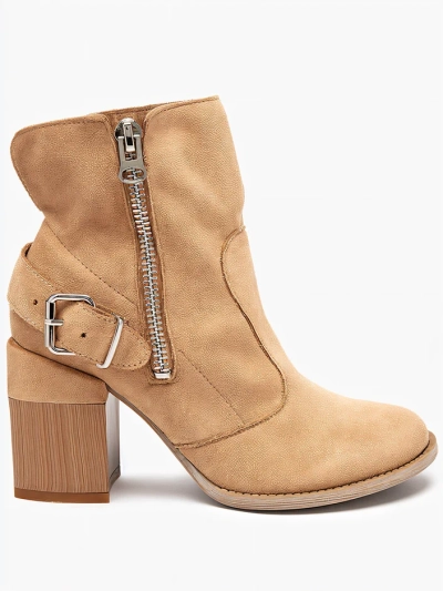 Hellbraune Öko-Wildleder-Damenstiefel auf dem Pfosten Emrica - Schuhe