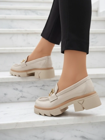 Beige lackierte Damenmokassins mit Kristallen Inriw - Footwear