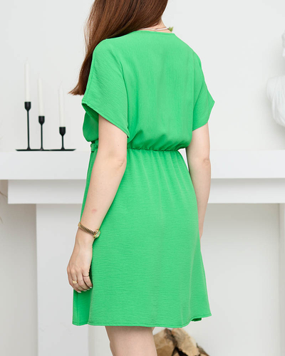 Grünes Damenkleid mit dekorativer Kette - Kleidung
