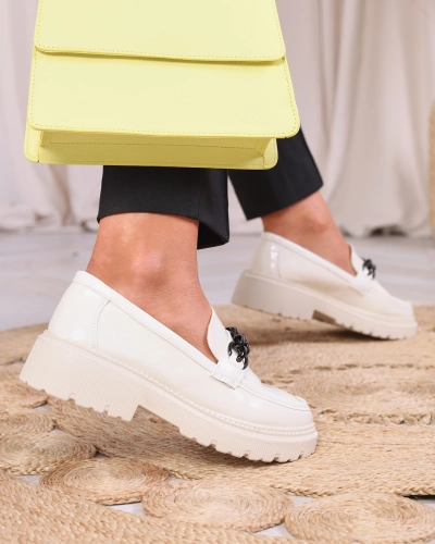 Damen lackierte Mokassins in Creme Farbe Adolos- Footwear