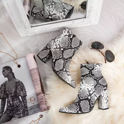 OUTLET Schwarz-weiße Stiefel auf einem Pfosten mit Serpentinenmuster Verano - Schuhe