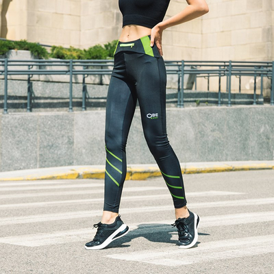 Schwarze Leggings mit grünen Einsätzen - Kleidung