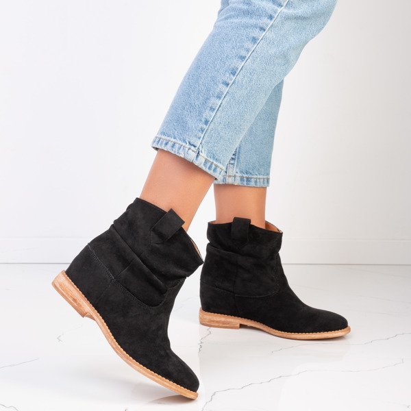 Schwarze Stiefel a'la Cowgirls auf einem gedeckten Anker Daressco - Footwear