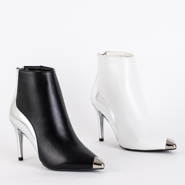 Weiße und silberne Stiefel auf einem Pritti-Absatz - Schuhe