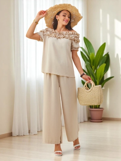 Royalfashion Damen-Set mit einer schulterfreien Bluse mit kurzen Ärmeln und einem dekorativen Ausschnitt sowie einer Schlaghose