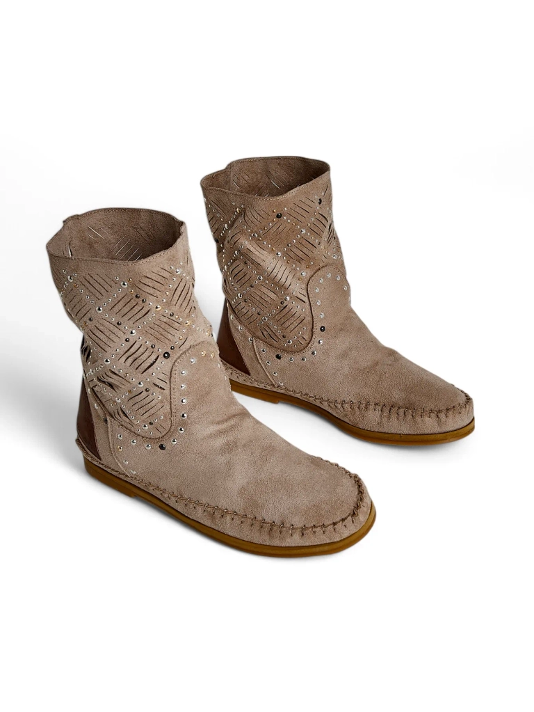 Royalfashion Damen Stiefeletten auf einem niedrigen Wedge mit Nieten im indischen Stil