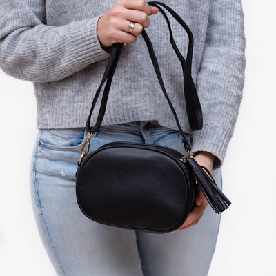 Чорна жіноча сумка зі стьобаною фактурою