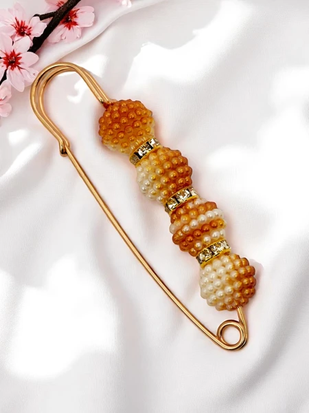 Dekorative Damenbrosche mit Perlen Four Pearls