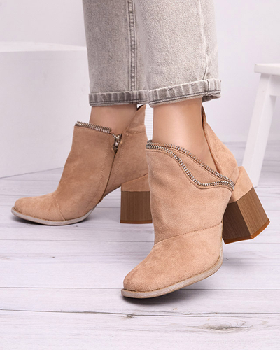 Hellbraune isolierte Damenstiefel auf einem Pfosten Mukis - Footwear