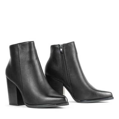 Schwarze Stiefeletten auf dem Pfosten von Shani - Schuhe