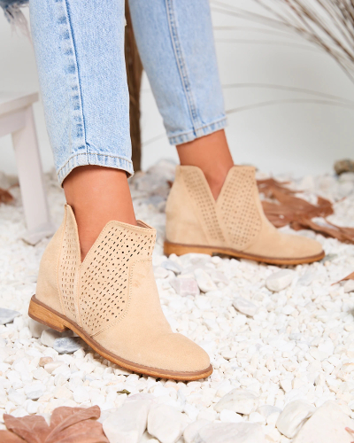 Beige Stiefel auf einem Cowboy mit Keilabsatz im Innenbereich Besis - Footwear 1