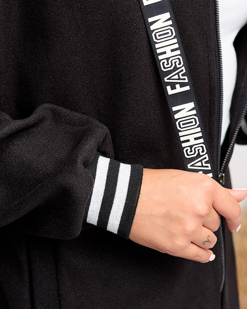 Чорна жіноча куртка - пальто з прикрасою - одяг