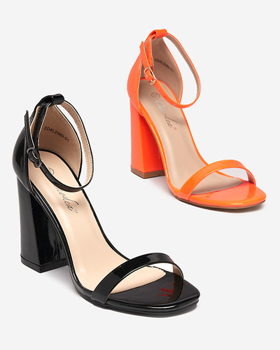 Schwarze Damensandalen auf dem Pfosten von Whopso - Schuhe