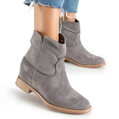 Graue Stiefel a'la Cowboystiefel auf einem bedeckten Keil Terband - Schuhe