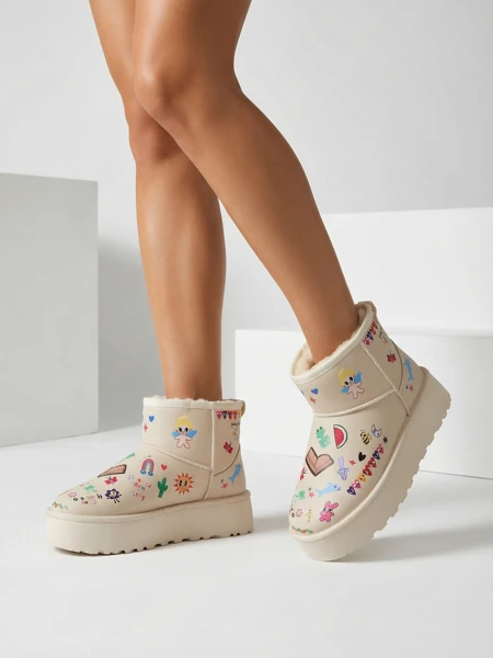 Royalfashion Kurze Damen-Schneestiefel mit Hanaga-Aufklebern