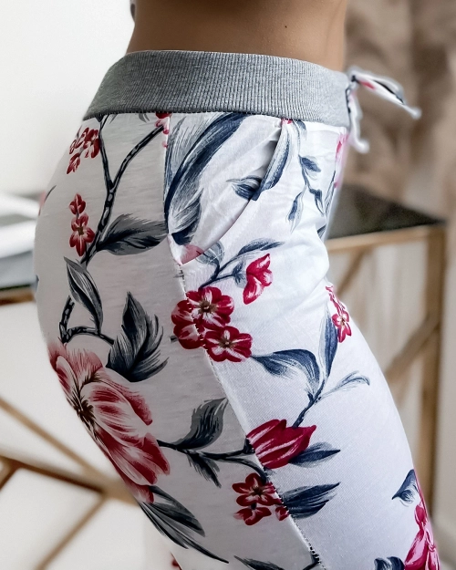 Біло-рожеві жіночі шорти 3/4 з принтом PLUS SIZE - Одяг