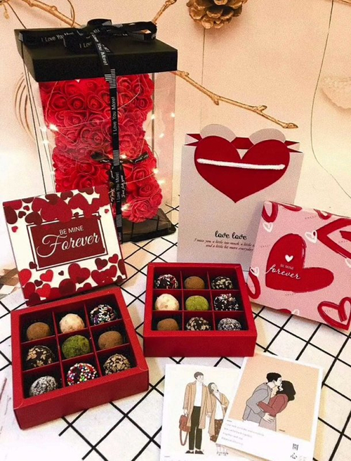 Червоний ведмідь з трояндами - Аксесуари