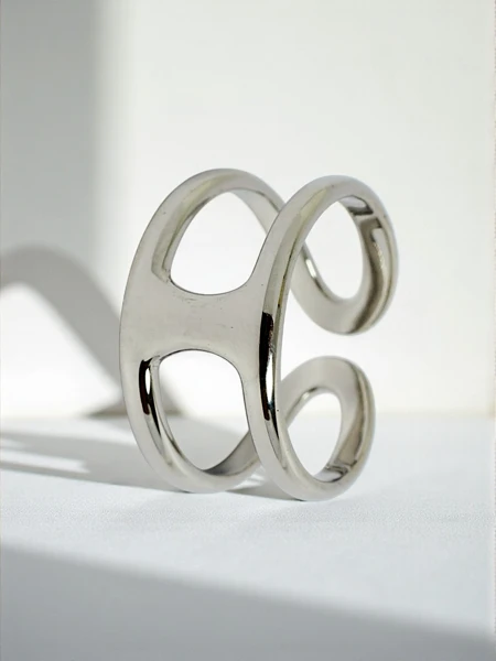 Dolce Vita Armreif-Armband mit dekorativen Charms