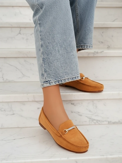 Mokassins Damen Camel Aurelia Wildleder mit Verzierung - Komfort und Stil auf flachem Absatz