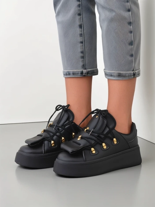 Royalfashion жіночі кросівки з декоративним язичком. Спортивні жіночі кросівки на товстій підошві. Верх виконаний з синтетичної шкіри та має шнурівку. Внутрішня частина виготовлена з приємної тканини. Модель оснащена декоративним язичком. Ідеально підходя