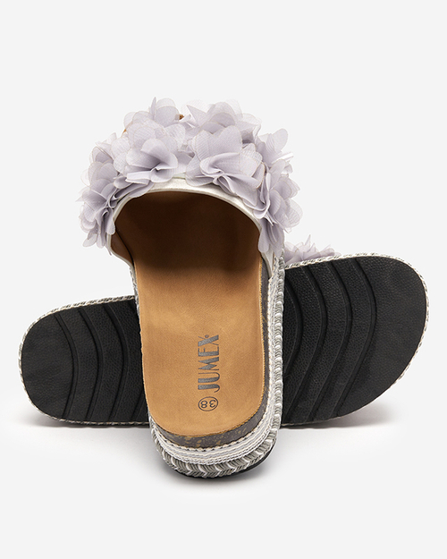 Світло-сірі жіночі шльопанці з декоративними квітами Riomi