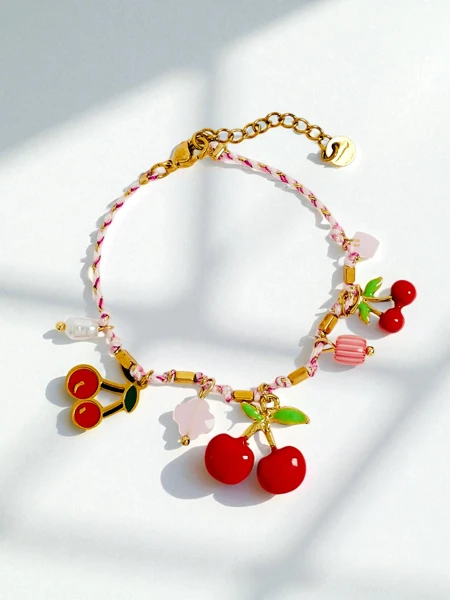 Calista Cerise Armband mit Kirsch-Charms auf vergoldeter Schnur