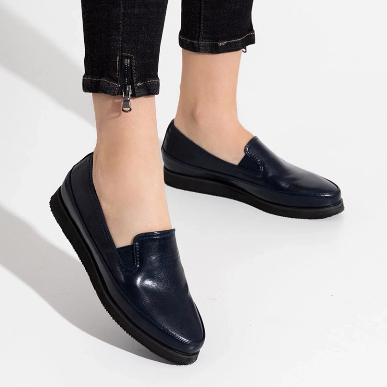 Dunkelblaue Damenschuhe aus Öko-Leder ziehen Medarda-Schuhe an