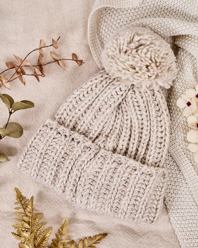 Royalfashion Damen gestrickte Mütze mit Bommel
