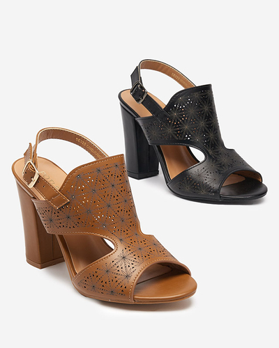 Braune durchbrochene Sandalen für Frauen auf einem Posten in Mavi. Schuhe