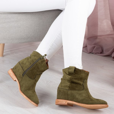 Grüne Cowboystiefel auf einem überzogenen Astrit-Keil - Schuhe