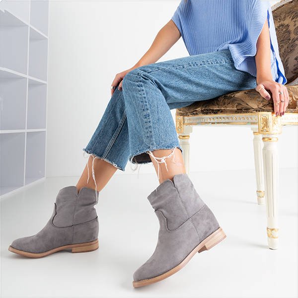 Graue Stiefel a'la Cowboystiefel auf einem bedeckten Keil Terband - Schuhe