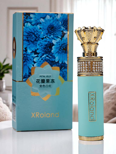 Прозорий блиск для губ із вбудованими синіми квітами