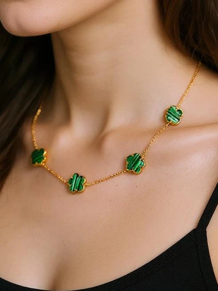 Aurelia Clavis Halskette mit Perlmutt in goldener Fassung