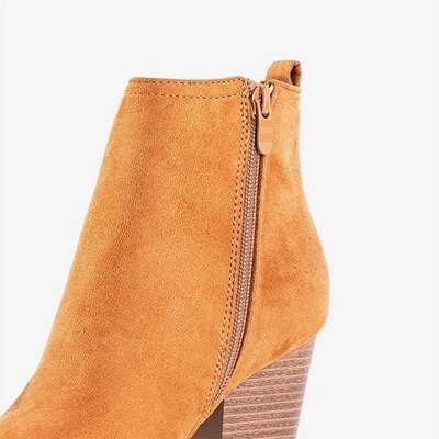 Braune Stiefeletten a'la Cowboystiefel auf einem höheren Pfosten Mevelyno - Footwear