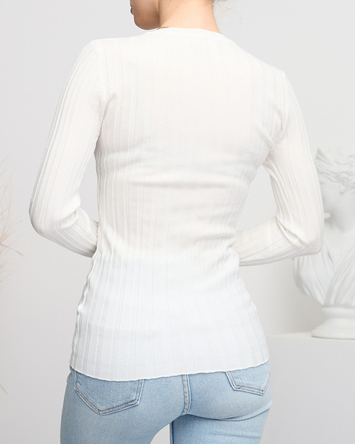 Білий жіночий светр з V-подібним вирізом