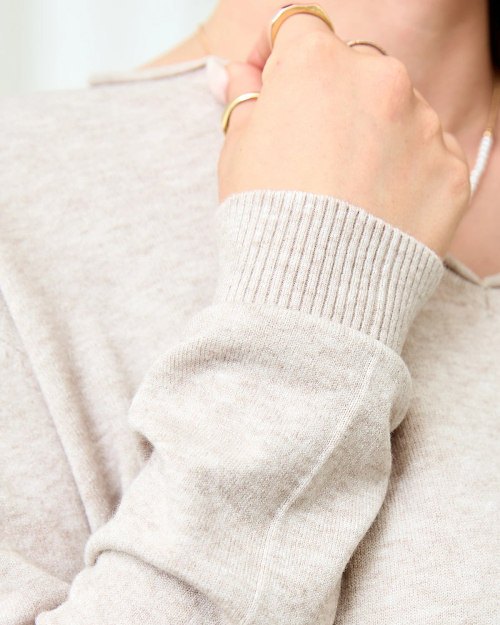 Royalfashion Бежево-сірий жіночий светр з вирізом у вигляді серця