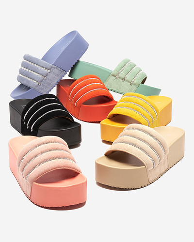 Pinke Damenpantoffeln auf der Sunavi-Plattform. Schuhe