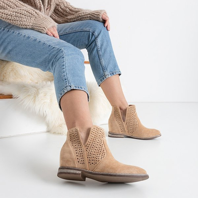 Braune Stiefel auf einem Indoor-Keil a'la Cowboystiefel Besiks- Footwear