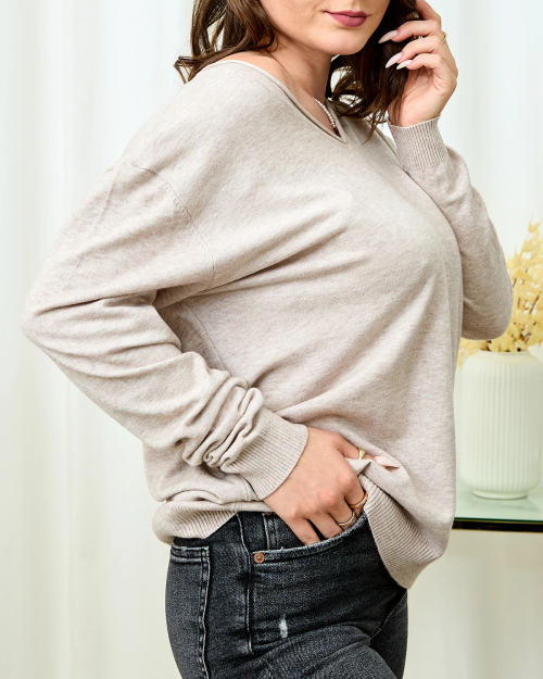 Royalfashion Бежево-сірий жіночий светр з вирізом у вигляді серця