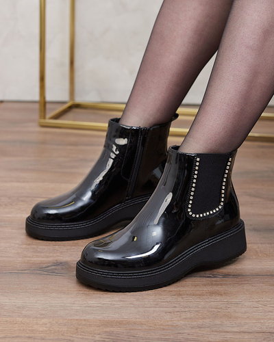 Royalfashion Schwarze Damenstiefel mit flachem Absatz und Zirkonen Winuma