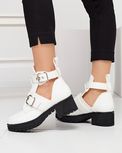 Чоботи білі лаковані жіночі з вирізом та тисненням Malevib- Взуття