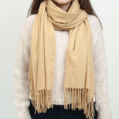 Großer warmer Schal mit Quasten in Kamelfarbe - Accessoires