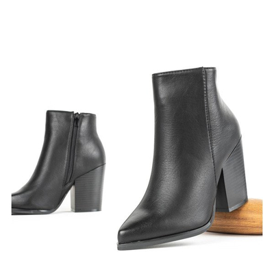 Schwarze Stiefeletten auf dem Pfosten von Shani - Schuhe