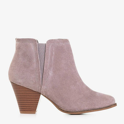 Graue Stiefel auf dem Post a'la Cowboystiefel Pererra - Schuhe